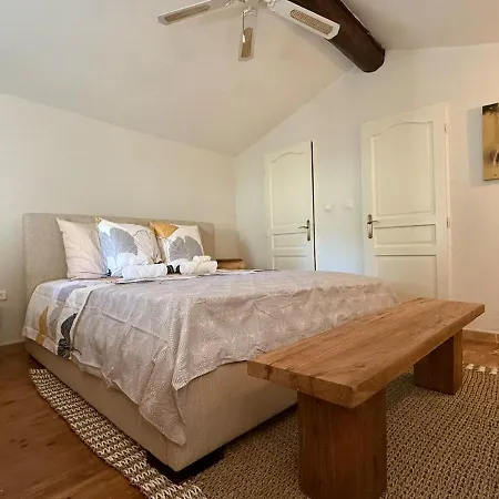 A 5 Min De La * Agde