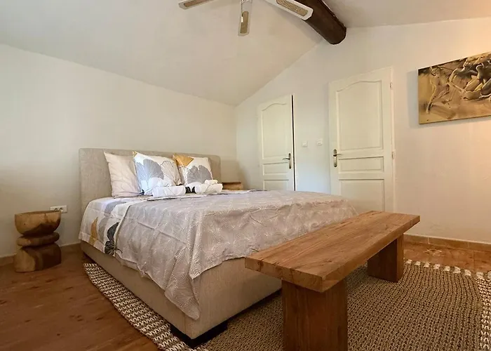 A 5 Min De La * Agde